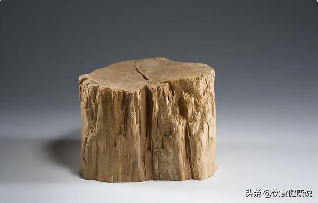 此物纯阳而升，气雄横行，被誉“通天彻地”，温胃散寒，温肾纳气