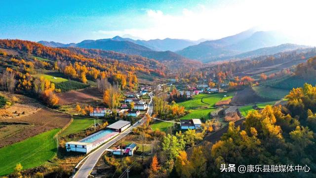 初秋的旅游大通道呈现五彩斑斓的美丽画卷
