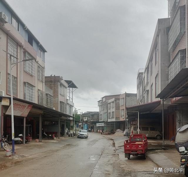 广西南宁市宾阳县邓姓人家起居而得名邓村，村内没有一户人家姓邓