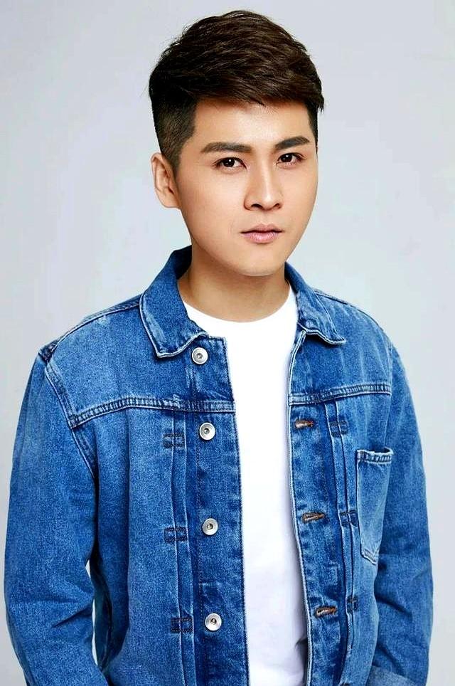 哇。这两位“90后”京剧老生，原来都是小帅哥啊