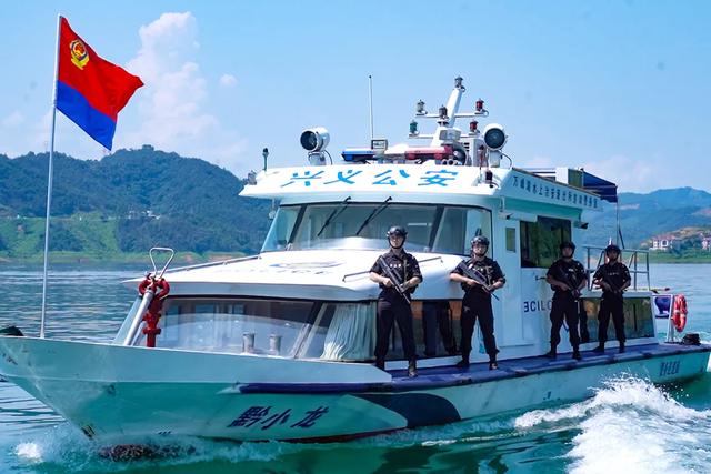 高铁穿云来！有问题，找警察“阿哥”~