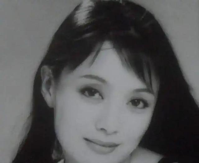 19岁嫁给富豪，20岁离婚携子净身出户，单亲40年如今儿子为她争光