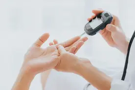 一饿就心慌手抖，是低血糖了？还可能是这5种疾病图片