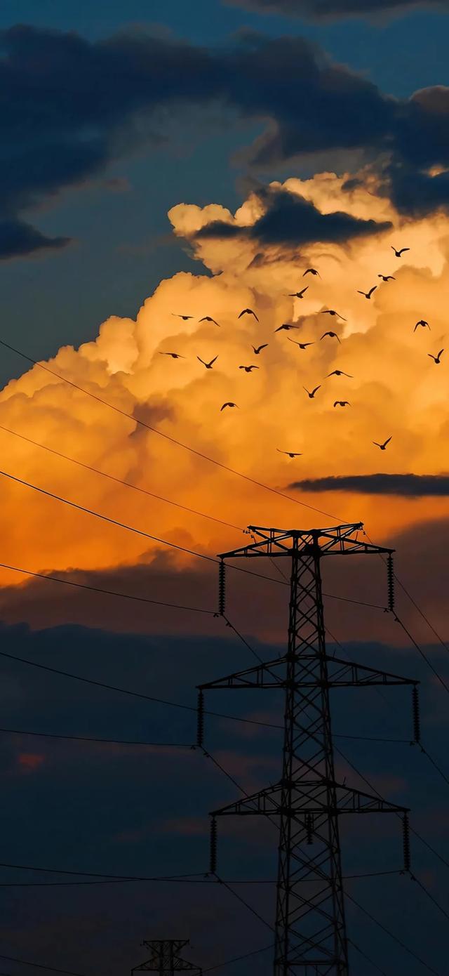 云起天犹湿，风翻势若奔。俄然开碧落，金日出乾坤