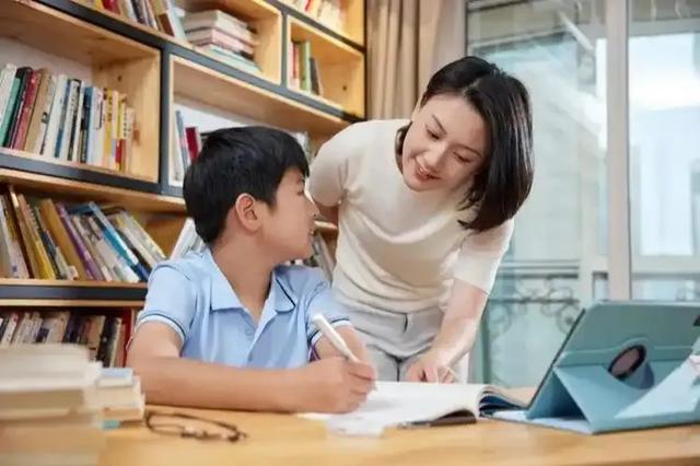 开学一周 班主任发现：班里成绩好的那些孩子，家长都在做这3件事