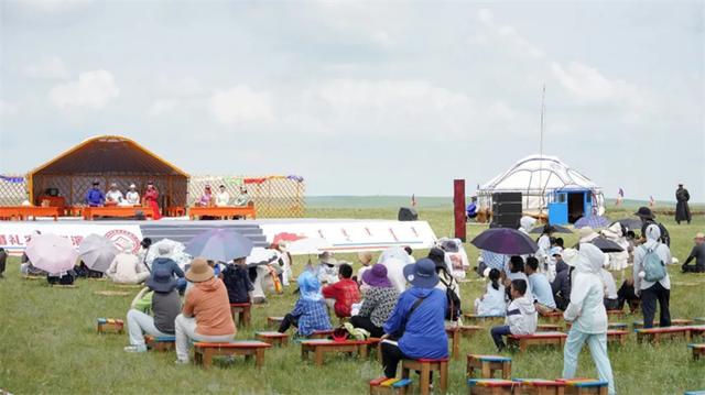 草原“99号公路”串起草原景和民族情