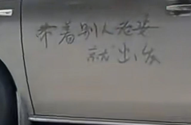 小伙制止前车乱丢垃圾，反被对方嘲讽，视频曝光，车上的字亮了