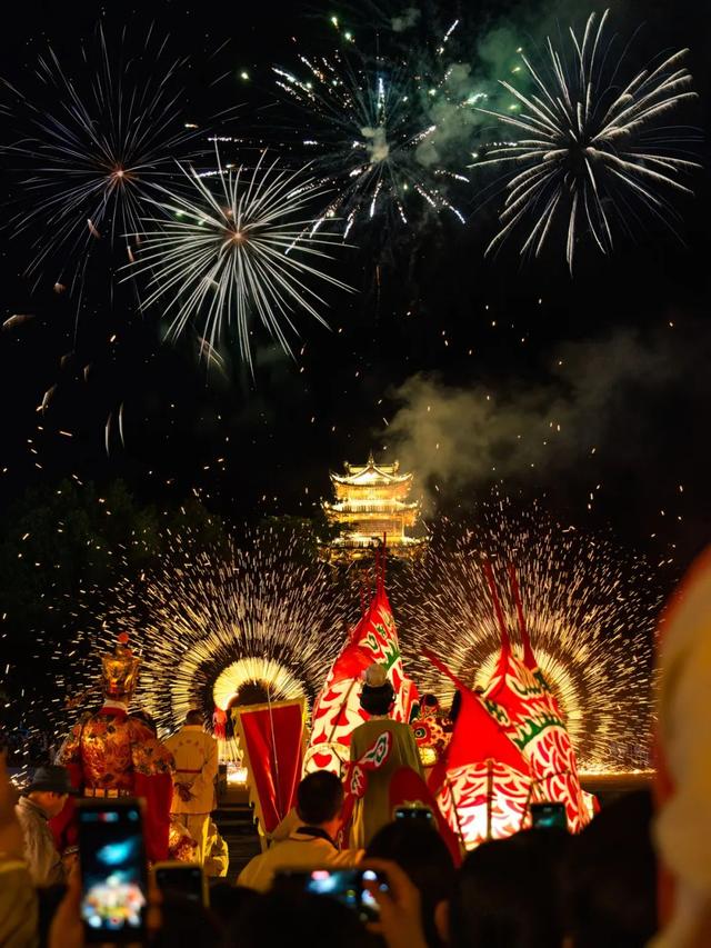 炭花舞“水形态”亮相齐云山！横江上演千年浪漫｜皖美夏日