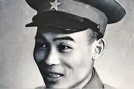 解放军最强兵王，一人获9次特等功，伟人称赞他：比关羽还厉害！图片