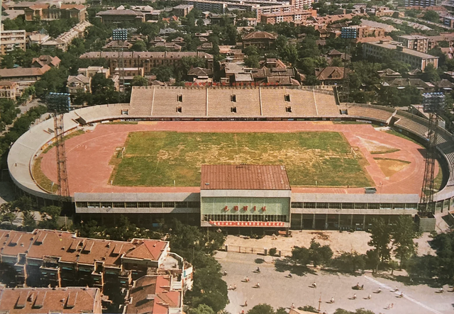这里是1988年的天津，蜿蜒的海河横穿市区