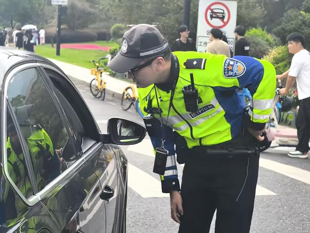 “一眼放行”！“兔子警官”李语蔚戴AI眼镜指挥交通，西湖景区通行“丝滑”提速