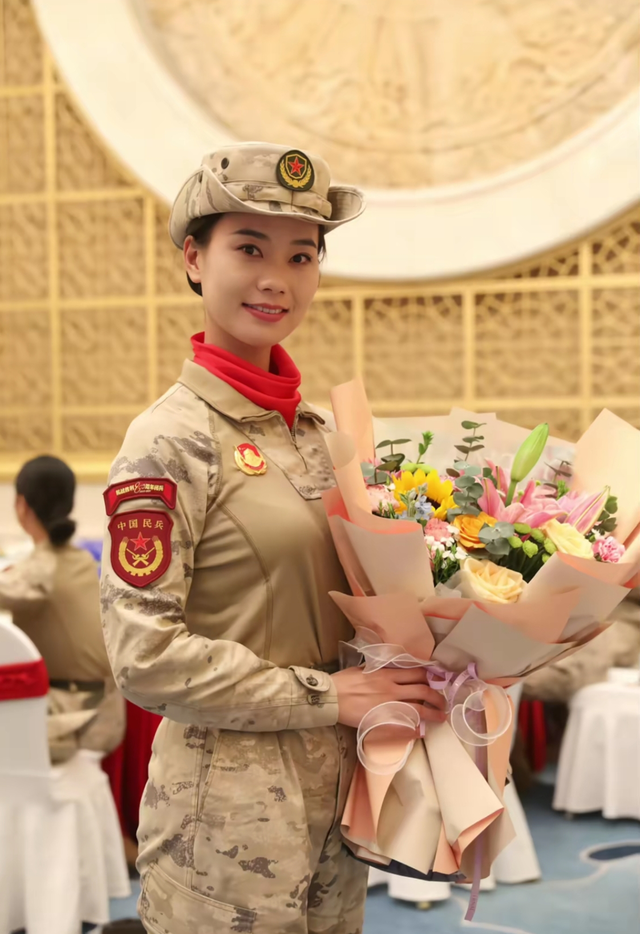 太牛了！女民兵李思颖阅兵回家仅半天,母亲就宣布其新身份，恭喜