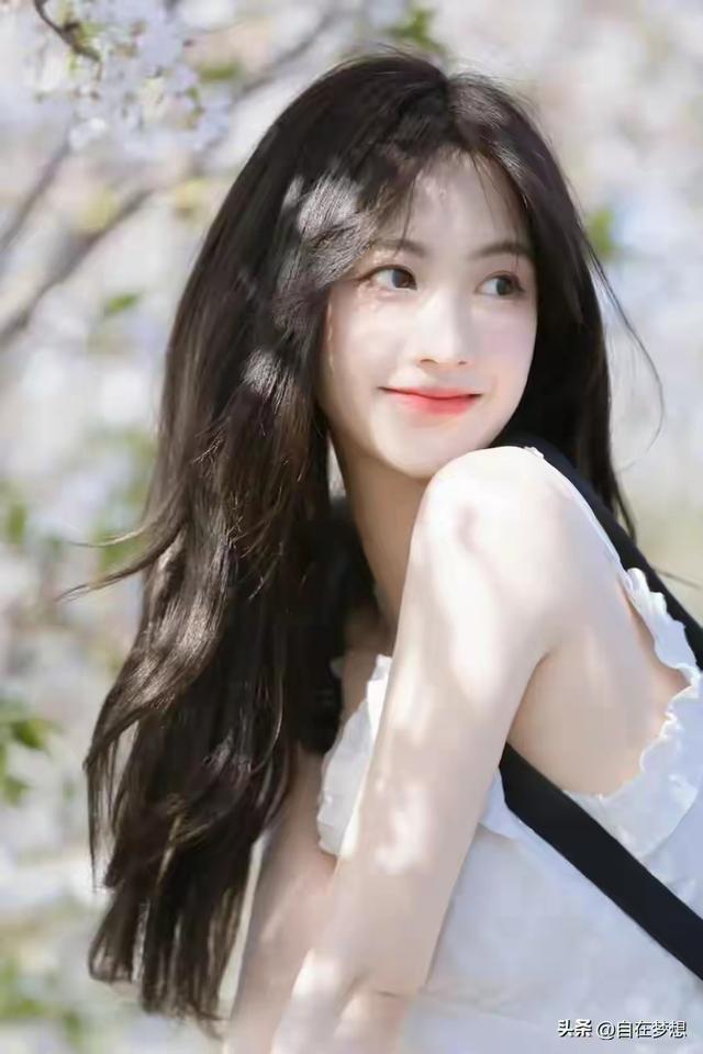 河南洛阳一校花美出圈了，五官精致，倾国倾城，美得让人移不开眼