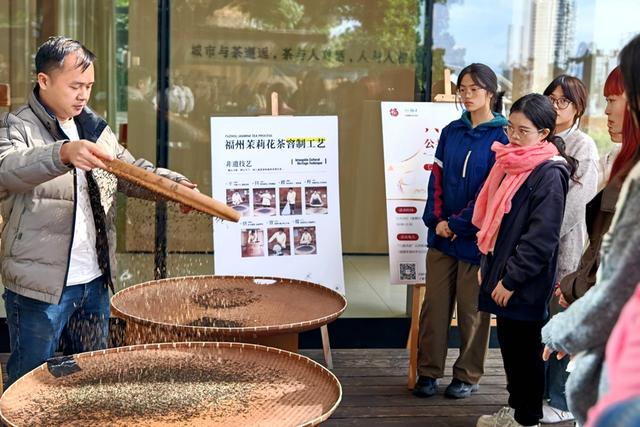 “一卷阅八闽”展开“人文卷：”指尖窨制茉莉香，书中漫游海丝路