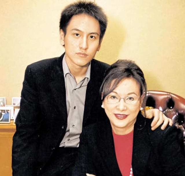 母亲是影后，父亲浦东开发第一人，继承上海百套房，21岁身价百亿