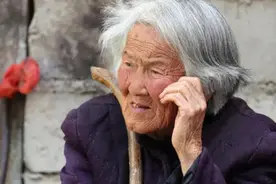 陕西一90岁老太太，宁死不上户口，结果一张照片揭露了她真实身份图片