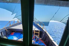 中国海警创下一个新纪录，水炮打穿菲方补给船，菲律宾中将挂了彩图片