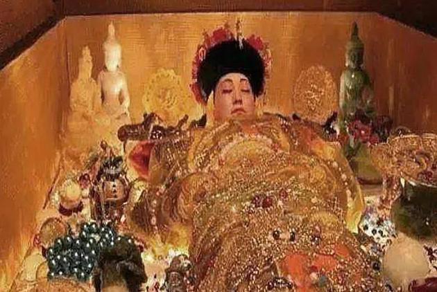 清朝灭亡后，李莲英姐姐才敢说出实情：慈禧其实不是病死的！