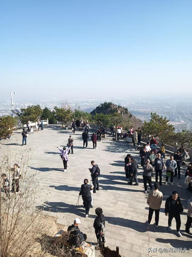 怒征西山公园，立在539.8米的顶峰