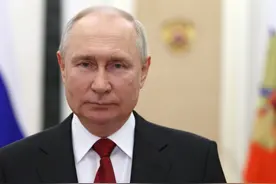 一声令下，俄军上万枚炮弹在头顶炸开，乌军开始“自相残杀”图片