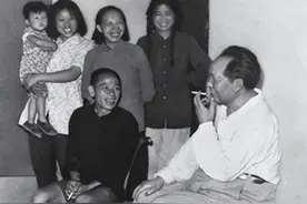 贺晓秋曾两救毛主席的命，建国后毛主席见其儿子：我许你2个特权图片