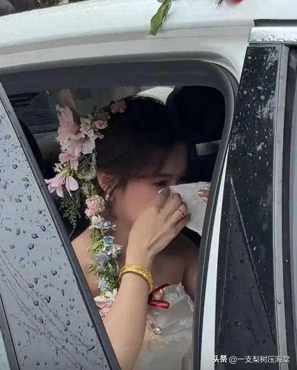 广西一新娘出嫁，美得让人忍不住心动：新郎不得每天都守着