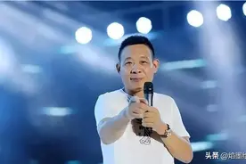 于东来在夜市喝酒划拳，啤酒瓶抢镜，网友：他也抢不到胖东来啤酒图片