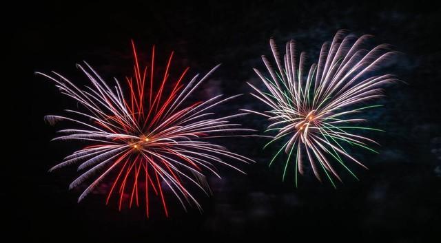 20句现场看烟花发朋友圈的唯美句子，让你的朋友圈瞬间亮起来！