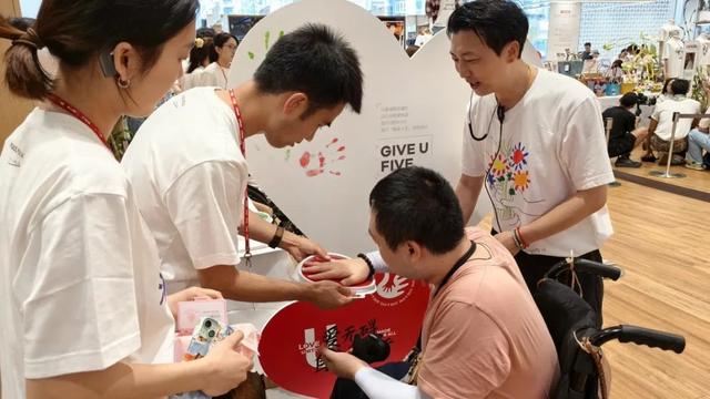 “香爱·有礼”美丽工坊托特包走进优衣库全国肢残人活动日无障碍体验活动