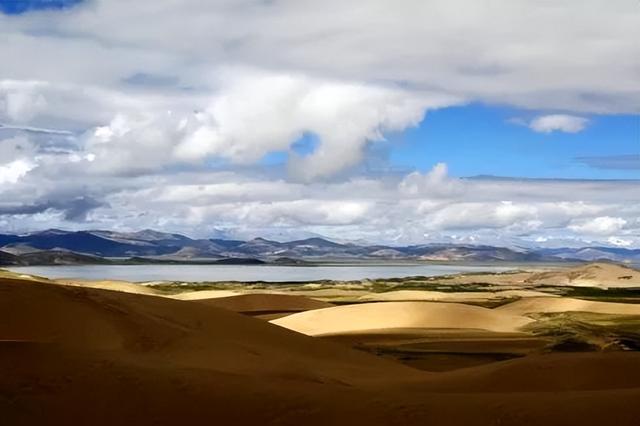 沙漠与湖泊相拥！西藏这片五彩沙丘美到犯规