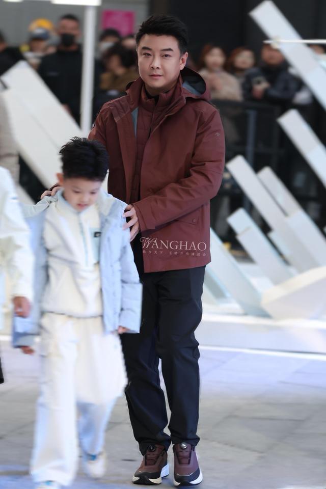 王皓不上班好年轻！两儿子神复制爸妈颜值