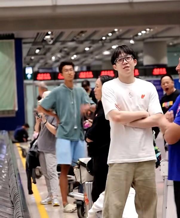 国乒回京，王楚钦在肖指面前好松弛，俩人相处真像父子