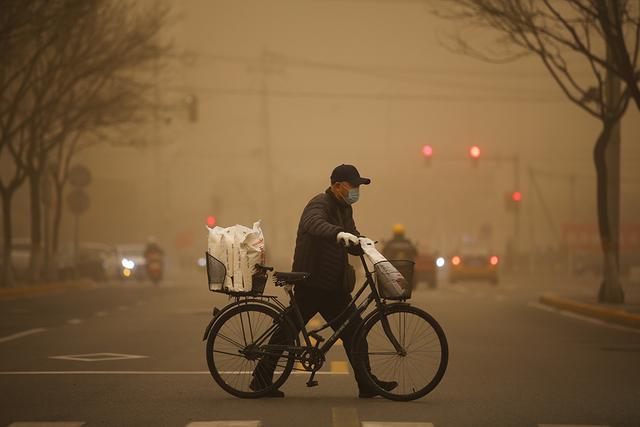 中国发明高效率“吞沙巨兽”，一天吞噬沙漠40亩，已在甘肃使用