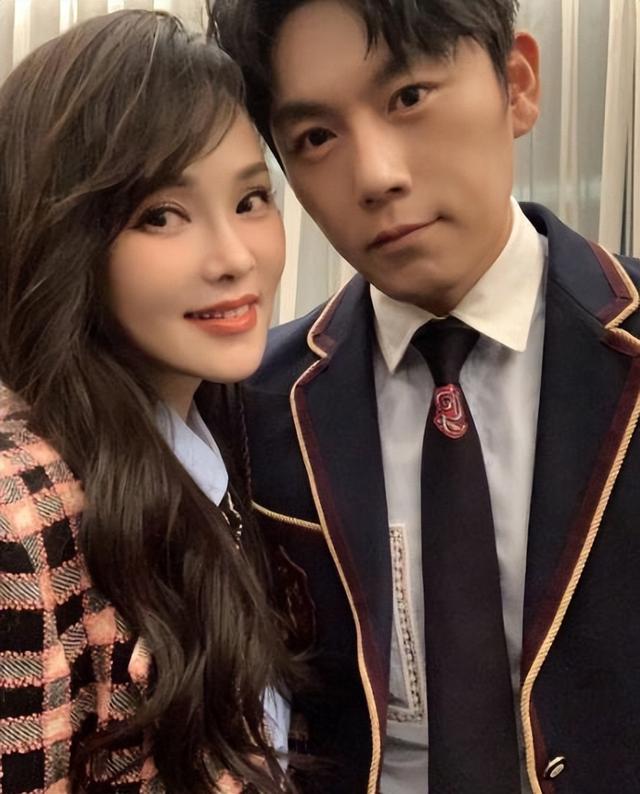 57岁伊能静全家度假，膀大腰圆不再少女，9岁米粒手机不离手