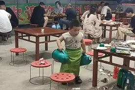 笑不活了，2岁小孩烧烤店帮忙手法娴熟，我却笑死在网友评论区图片