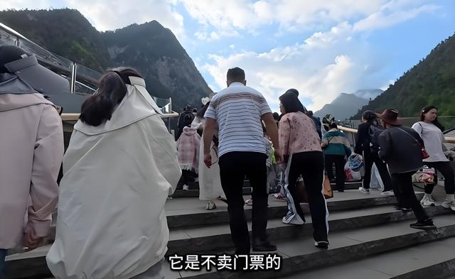 人山人海只看不买，年轻人报复性白嫖，景区赚不到钱了？