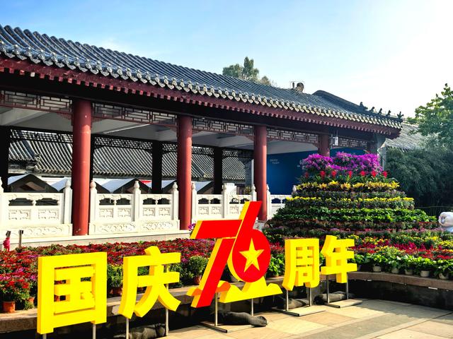 红旗漫卷映朱栏——当潍坊古典美邂逅“国庆红”……