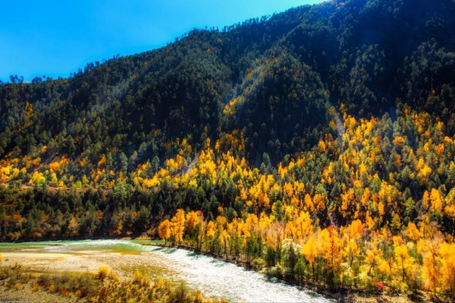 直击梅里雪山日照金山！太子十三峰云雾缭绕，仙境不过如此