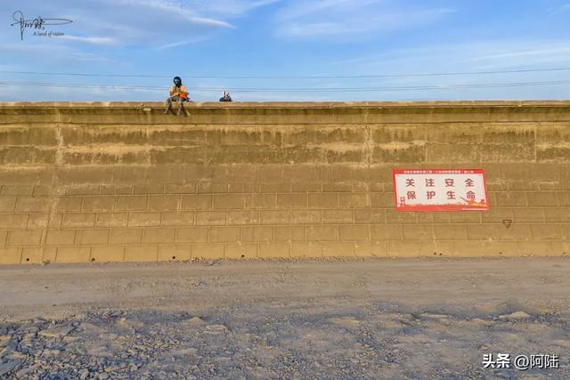 探秘施工中的龙港沿海长堤，风景很野，到滩涂上挖海参的渔民很多