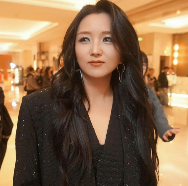 39岁何洁不忍直视，腋下勒出副乳肚子三层肉，要养4个娃操劳疲惫