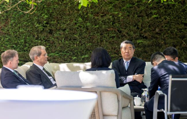 特朗普抛出访华新条件，要求中国不得做两件事，中方态度强硬，明确表示一个都不会答应