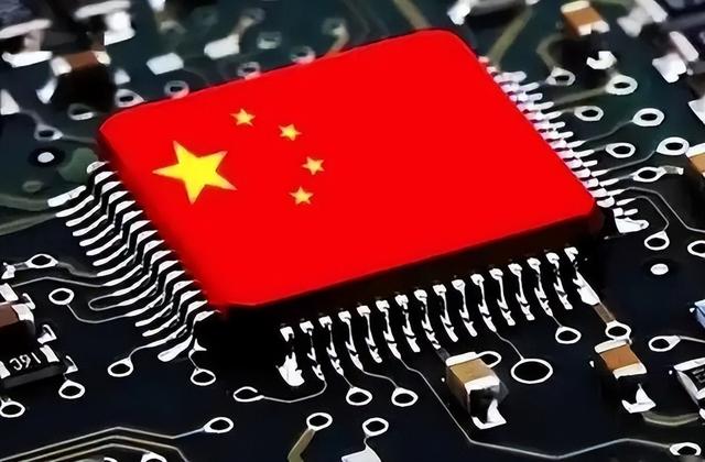 一个都跑不掉！华为600万年薪高管，带13人偷芯片，如今下场解气