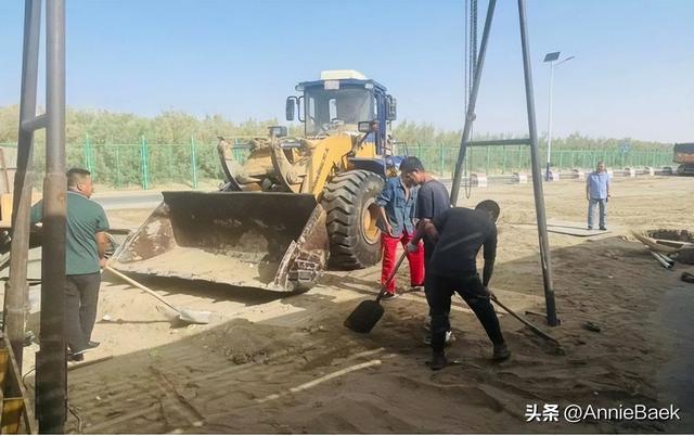 中国最大沙漠中唯一的城市，生活着2万人，周边300公里被黄沙覆盖