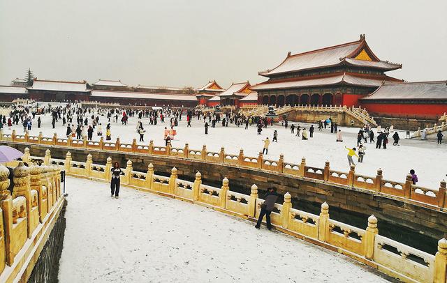 京城初雪拂过紫禁城的每一个角落 故宫红墙金瓦变身童话仙境