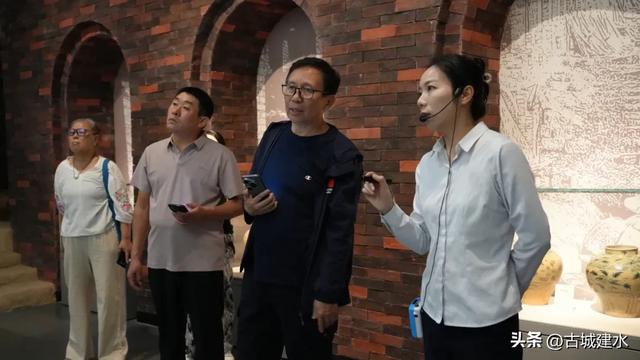 “中国作家驻村计划”启幕！著名作家陈应松深入建水，探寻千年古城的文化密码