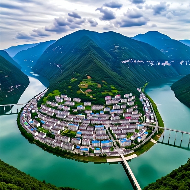 重庆冷门县城，至今没有铁路过境，被高铁遗忘，却暗藏世界级景点