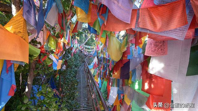 雪岭之下静土，在澜沧江峡谷之上，与梅里雪山对望的崩贡寺