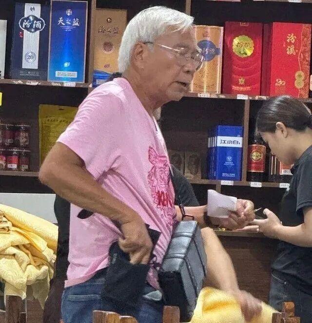 内地女友出狱销声匿迹！74岁TVB“御用皇帝”：她忙打理家族生意