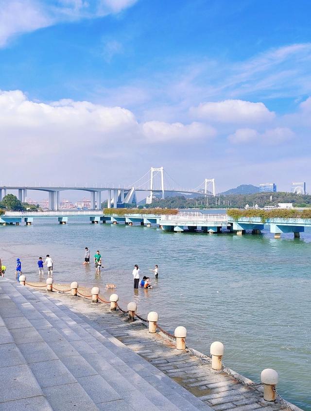 厦门海沧湾公园，全长5.8公里，是厦门市规模最大的滨海带状公园
