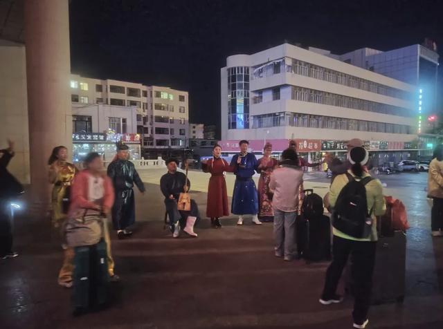 山东首趟赏秋专列抵达乌兰浩特！400人共举“下马酒”体验太独特！